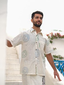 Chemise à manches courtes pour homme en coton blanc, imprimé Bandhani, artisanale, authentique, style traditionnel du Rajasthan, tie-dye, décontractée, pour l'été - Product Image 3