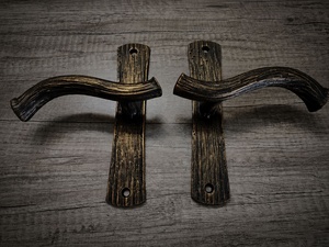 Poignée de portail en fer forgé résistante à la rouille, finition imitation bois, style traditionnel ; accessoire de clôture durable et facile à installer. - Product Image 3
