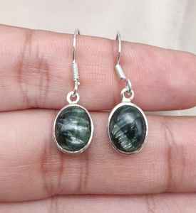 Boucles d'oreilles pendantes en argent sterling 925 plaqué or avec séraphinite, cristal de guérison vert naturel certifié IGI, idéales pour les cadeaux d'anniversaire ou de fête - Product Image 3