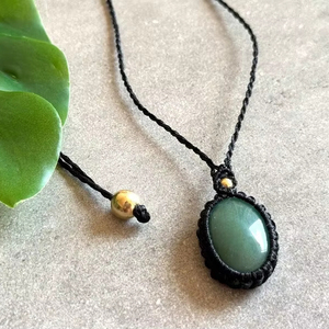 Collier en macramé fait main en aventurine, pendentif en pierre verte, cordon noir réglable, bijoux artisanaux bohèmes pour femmes - Product Image 1