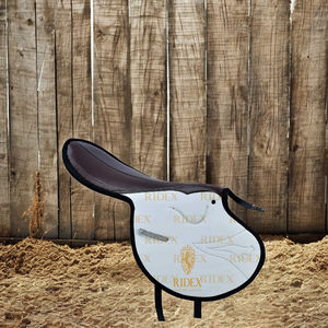 Ridex, grossiste indien, propose des selles anglaises synthétiques pour chevaux de course, avec couleur et design personnalisés, directement de l'Uttar Pradesh. - Product Image 1