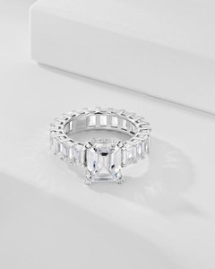 Anillo de Plata con Esmeralda Blanca Tallada en Forma de I, Joyería Fina - Product Image 1