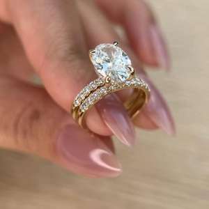 Anillo de Compromiso con Diamante Cultivado en Laboratorio de Corte Ovalado de 4.50 Quilates |   Diseño de Halo Oculto Moderno, Chapado en Oro de 18K, Certificado - Product Image 3