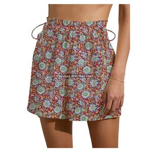 Shorts d'été amples en coton imprimé multicolore style urbain avec cordon de serrage élastique, idéal pour le sport et les sorties décontractées - Product Image 3