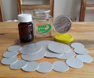 Fermeture de bouteille durable de qualité pharmaceutique, personnalisée, sérigraphiée, sensible à la pression, étanche, avec doublure - Product Image 1