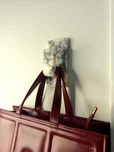 Porte-manteau mural Art Déco en marbre naturel éco-responsable, fabriqué à la main par TCE, accessoire mural haut de gamme pour la maison, l'hôtel et la vente au détail - Product Image 4