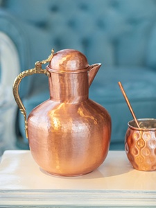 Carafe à eau en cuivre avec couvercles gravés de motifs orientaux pour la décoration de table et les boissons - Product Image 6