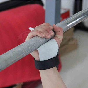Agarraderas de gimnasia con diseño de muñequera ajustable, diseñadas para barras de dominadas y entrenamientos diarios en el gimnasio. - Product Image 6