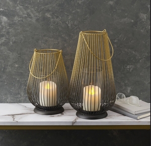 Lanterne à bougie artisanale en fil métallique doré, écologique et durable - Centre de table moderne en verre en forme de goutte d'eau pour la maison - Product Image 1