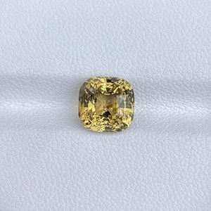 Chrysoberyl Jaune Naturel Carré du Rajasthan, Pierre Précieuse Non Montée 2,00 Ct, Évaluée par un Tier, ZUBEDA GEMS pour la Fabrication de Bijoux - Product Image 2