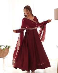 Vestido de novia largo hasta el suelo con cuello en V, manga larga, de satén y gasa bordados, con corte acampanado, de seda lisa y cintura imperio, para mujer, ideal para fiestas. - Product Image 3