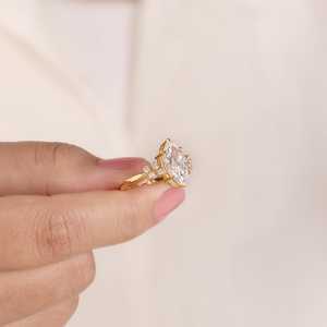 แหวนหมั้นมอสซาไนต์ ดีไซน์หรูหรา ประดับเพชรข้าง แหวนเจ้าสาว เงินแท้ 925 ชุบทอง 14K เครื่องประดับงานแต่งงาน - Product Image 5