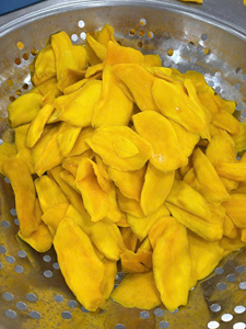มะม่วงอบแห้งพรีเมียม สีเหลืองธรรมชาติ บรรจุภัณฑ์สุญญากาศ ผลไม้แช่แข็งแบบ IQF ผลิตในเวียดนาม ขายส่ง - Product Image 4