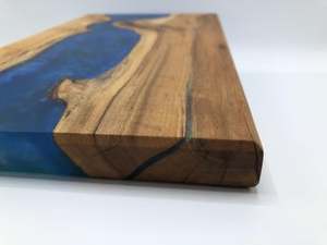Planche à découper en bois d'acacia écologique et résine époxy, artisanale de qualité supérieure, idéale pour la charcuterie, les fromages, le pain et une table élégante - Product Image 6