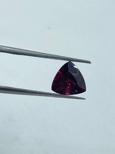 Piedra de granate rohdolita natural de alta calidad, gema suelta con corte triangular de 2.17 quilates para la fabricación de joyas. - Product Image 3