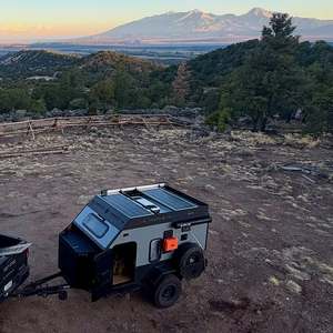 Caravane tout-terrain compacte pour le camping d'aventure avec cuisine et espace de couchage - Product Image 6