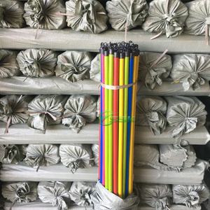 Balai léger à manche en bois enduit de PVC et brosse à poussière 2-en-1 à tête en plastique à poils rigides pour toilettes et usage domestique, fabriqué au Vietnam - Product Image 1