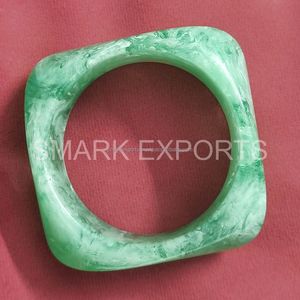 Bracelet jonc en résine colorée pour femme fait à la main en acrylique Kada Wristwear idéal pour les cadeaux Boho et le style de fête - Product Image 2