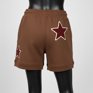 Shorts de mujer de felpa suave de algodón y poliéster, color marrón, transpirables, con tela cepillada, estampado de estrellas, logotipo personalizado. - Product Image 2
