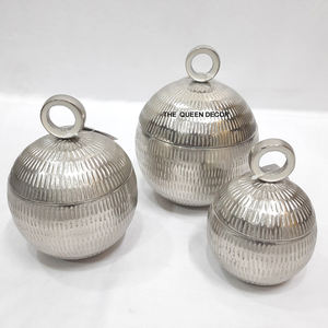 Ensemble de trois boîtes de rangement en aluminium, forme ronde, texture embossée, plaqué argent, avec couvercles à poignée - Product Image 3