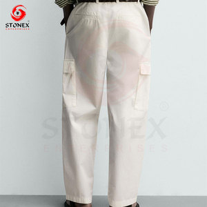 Rehaussez votre collection de vêtements avec ces pantalons cargo blancs pour hommes, conçus pour allier style et fonctionnalité. - Product Image 4