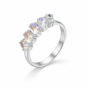 Anillo Minimalista de Plata de Ley 925 con Cinco Piedras de Piedra Lunar Arcoíris Ovaladas en Cabujón, Chapado en Oro y Rodio, de Ishime Jewels - Product Image 2