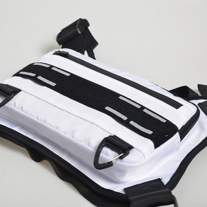 Gilet d'hydratation avec dos en maille et bretelles réglables pour la randonnée et les activités de plein air, construction en nylon durable, imperméable - Product Image 4