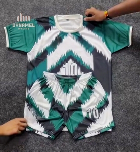 Ensemble de maillot de football sublimé pour homme DYNAMEL WEARS, vert et blanc, imprimé géométrique, évacuation de l'humidité, manches courtes - Product Image 1