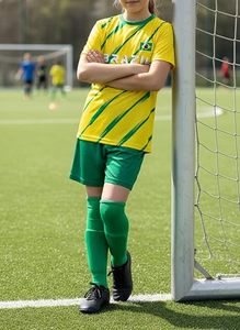 EXPANZA Maillots de football personnalisés 100 % polyester à col en V unisexe pour adultes, uniformes de football avec nom et numéro du joueur, ensemble complet, vente en gros pour clubs - Product Image 4