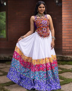 ชุดเดรส Anarkali สีขาวผ้าฝ้ายสำหรับผู้หญิง ดีไซน์ใหม่ ตกแต่งด้วยกระจกแบบ Kutchi ขอบลาย Bandhani เหมาะสำหรับงานเทศกาล Navratri Garba และงานปาร์ตี้ - Product Image 5