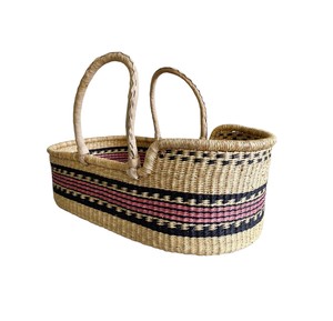Panier à langer en jonc de mer à rayures roses de style bohème, accompagné d'un panier à langer pour enfant en rotin et de poignées naturelles - Product Image 1