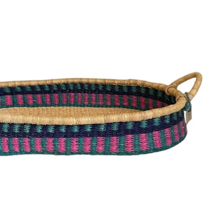 Panier à langer tendance rose et bleu à rayures multiples en jonc de mer, assorti d'un plateau à langer pour enfant en rotin et de poignées légères et résistantes - Product Image 2