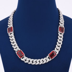 Una cadena cubana unisex de plata 925 con moissanita y diamantes de esmeralda roja únicos, de alta calidad, con certificado de autenticidad. - Product Image 4