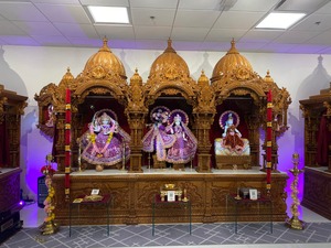 Elegante Mandir de Madera de Teca Tallado a Mano de Gran Tamaño, Templo Tradicional Marrón de Venta Caliente con Almacenamiento, Compre Unidades de Puja Personalizadas - Product Image 4