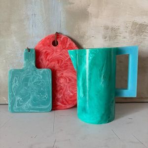 Plateau de charcuterie rond en résine de luxe personnalisé, motif marbré coloré, écologique et durable, pour hôtels, fêtes et traiteurs - Product Image 4