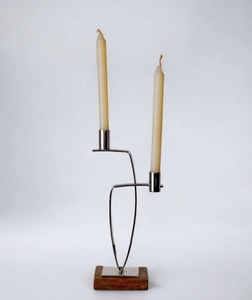 Candelabro Escultural Moderno de Doble Cono con Marco de Metal Cromado y Base de Madera para Decoración de Mesa - Product Image 1