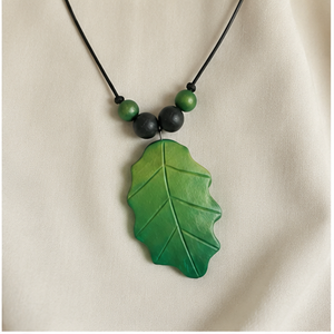Collier pendentif fleur en résine, vert et noir, ras-de-cou perlé, fait main, sculpté, cadeau décoratif du Tamil Nadu KOTTRAVAI - Product Image 2