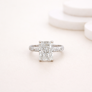 Bague solitaire en diamant de culture de laboratoire taille radiant avec bande pavée torsadée en argent sterling 925 |   Bijoux fins sur mesure - Product Image 1