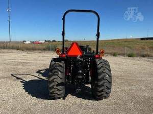 Tractor Agrícola Case IH Rojo 4x4 con Cargador Frontal - Product Image 3