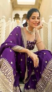 Ensemble prêt-à-porter entièrement cousu avec haut en faux georgette orné de broderies et de sequins, pantalon sharara et dupatta. - Product Image 4