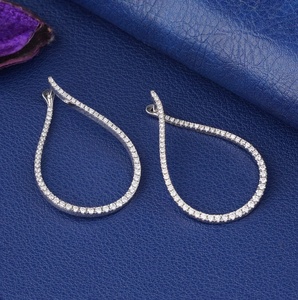 สร้อยข้อมือเทนนิสทองคำขาว 14K ประดับเพชรทรงลูกแพร์ 5.17 กะรัต เพชรเลี้ยงในห้องปฏิบัติการ ตัวล็อกแบบท็อกเกิ้ล ชุบทอง 14K รับรองโดย IGI สำหรับวันครบรอบแต่งงาน - Product Image 2