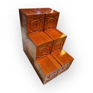 Un par de plataformas de tres niveles hechas de madera natural de Chinaberry - Product Image 1