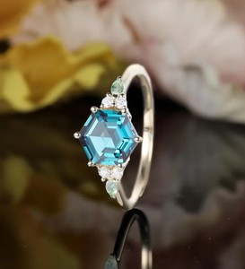 Anillo de Compromiso y Boda de Alejandrita con Corte Hexagonal, Anillo de Plata con Gema Geométrica Única que Cambia de Color, Anillo de Promesa Unisex de Lujo - Product Image 5