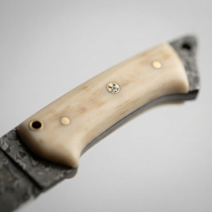 Couteau de chasse, de camping et de bushcraft à lame fixe en acier Damas forgé sur mesure avec manche en os, vente en gros OEM - Product Image 3