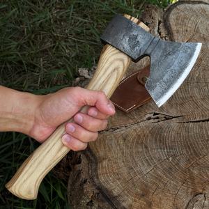 Hache de futaie forgée à la main avec manche en bois, design à dos plat pour la coupe d'arbres, utilisation en extérieur - Product Image 1