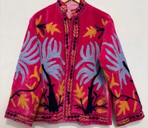 Chaqueta de Terciopelo Rosa Bordada con Estampado Floral, Cuello Mao, Manga Larga, Abrigo de Otoño para Mujer, Diseño de Bordado a Mano - Product Image 3