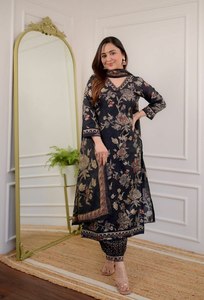 คอลเลคชั่นฤดูร้อนใหม่สำหรับชุดสตรี ผ้าจอร์เจตต์เนื้อหนา ป้องกันไฟฟ้าสถิตย์ ชุดคุर्ติ-เพนท์ปักลาย ดีไซน์ทันสมัยสไตล์ชาติพันธุ์ - Product Image 3