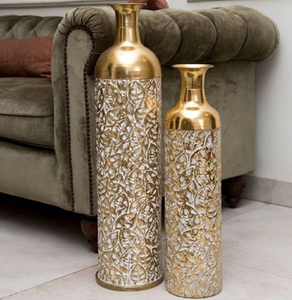 Vases cylindriques contemporains en métal doré avec un motif texturé imitation peau de serpent ou de galet. Disponible à prix de gros. - Product Image 5