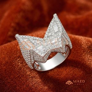 Anillo de Marca Iced Out con Diseño de Mariposa en Plata de Ley 925 – Banda con Logotipo Distintivo Totalmente Iced Out con Piedras Baguette y Micro Pavé para Hombre - Product Image 1