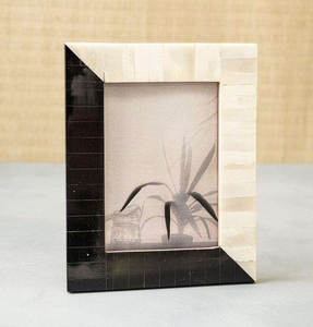 Cadre photo de luxe personnalisable en os incrusté, moderne, fait main, écologique, pour table rectangulaire horizontale par HF CRAFTS - Product Image 2